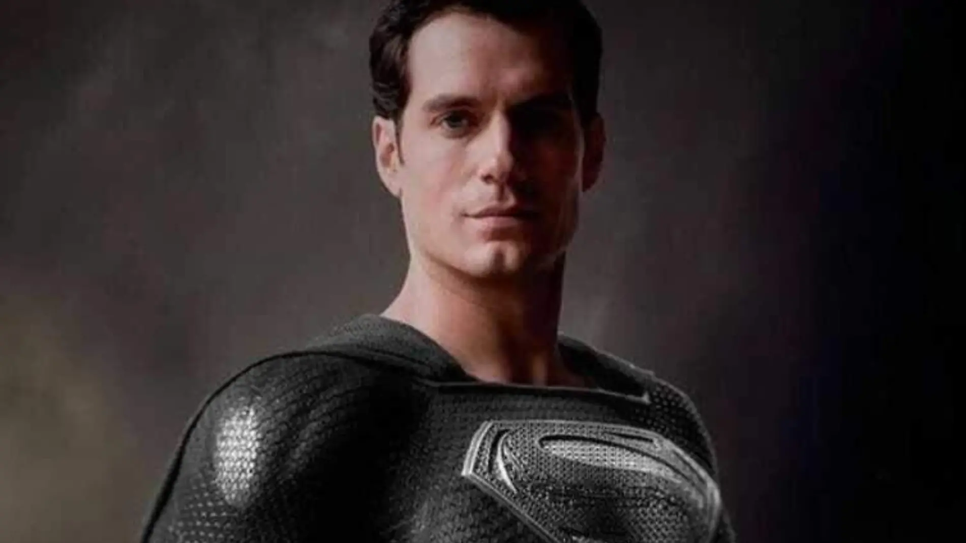 Superman_traje negro_Henry Cavill